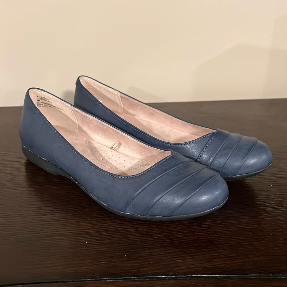 Cliffs by White Mountain. Size 9. Clara Flat.